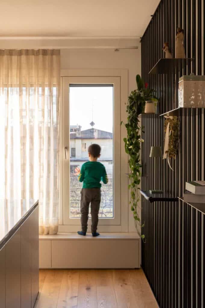 Bambino che guarda al futuro