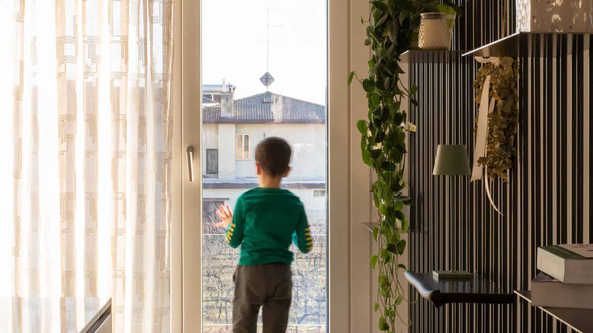 Bambino che guarda al futuro